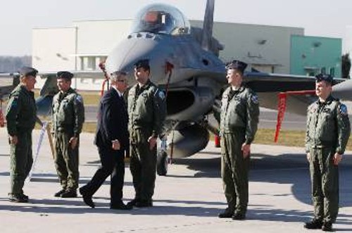 Ο Πρόεδρος της Πολωνίας, Μπρ. Κομορόφσκι, επιθεωρεί ΝΑΤΟικούς πιλότους μαχητικών που είναι σε ετοιμότητα για κάθε ενδεχόμενο στην Ουκρανία