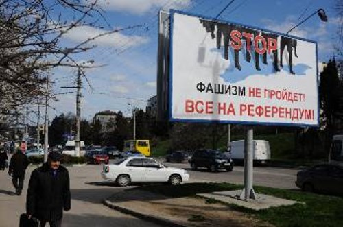 «Ο φασισμός δεν θα περάσει, όλοι στο δημοψήφισμα» λέει το γιγαντοπανό στη Σεβαστούπολη