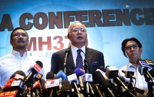Ο Μαλαισιανός πρωθυπουργός Ναζίμπ Ραζάκ, ενώ κάνει δηλώσεις στους δημοσιογράφους