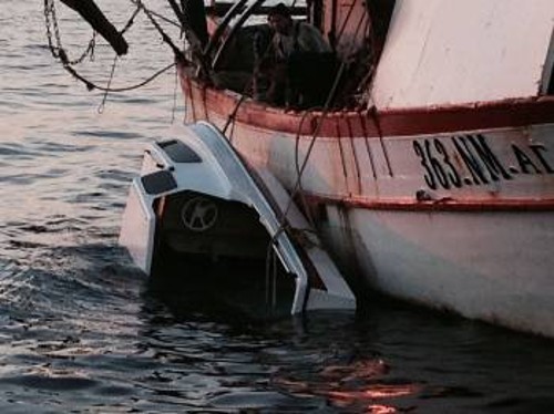 Από την ανέλκυση της βάρκας που μετέφερε τους πρόσφυγες στη Λέσβο