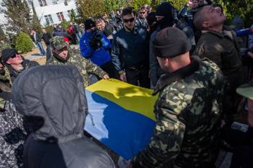 Ουκρανοί στρατιώτες εγκαταλείπουν τις βάσεις τους στην Κριμαία, μετά τα νέα δεδομένα της ένωσης με τη Ρωσία