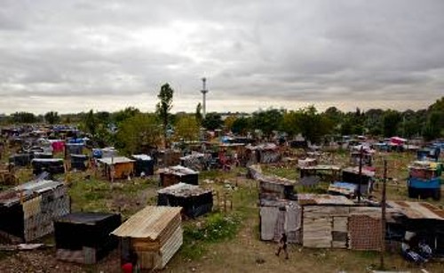 Παραγκούπολη στα περίχωρα του Μπουένος Αϊρες που οι φτωχοί άνθρωποι έστησαν με ό,τι βρήκαν το σπιτικό τους