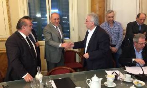 Δασκαλόπουλος και Παναγόπουλος δίνουν τα χέρια, για να επισφραγίσουν την απαράδεκτη συμφωνία