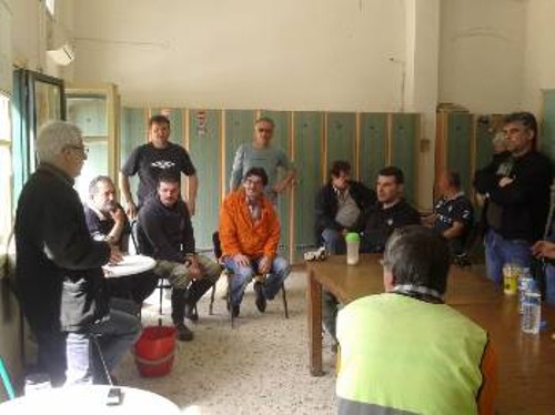 Στιγμιότυπο από τη συζήτηση του Ν. Σοφιανού με τους εργαζόμενους