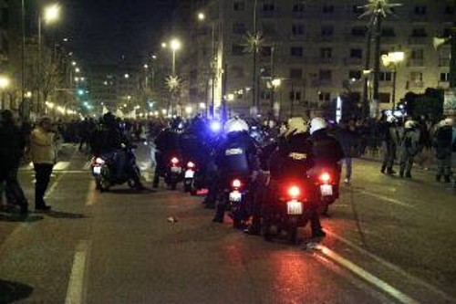 Αστυνομικοί της ομάδας ΔΕΛΤΑ επιχειρούσαν με τις μηχανές ακόμα και ανάμεσα σε διαδηλωτές