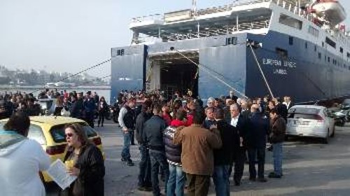 Από τη συγκέντρωση των ναυτεργατών, χτες, στο πλοίο «European Express»