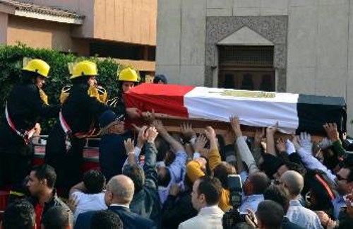 Από την κηδεία του ταξίαρχου που σκοτώθηκε στη βομβιστική επίθεση στο Κάιρο