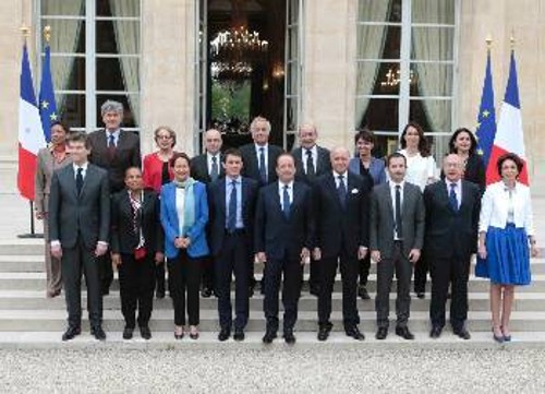 Νέα κυβέρνηση με πρωθυπουργό τον Μανουέλ Βαλς (στο κέντρο δίπλα στον Ολάντ), ίδια αντιλαϊκή πολιτική