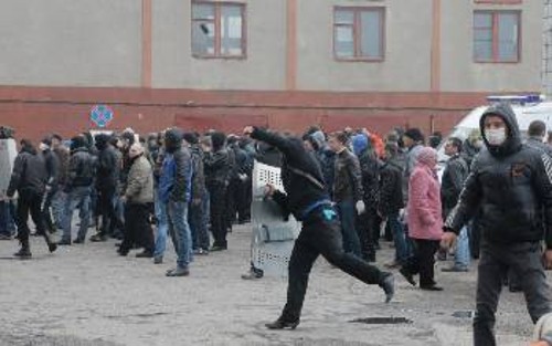 Από τις διαδηλώσεις στη Χορλίβκα χτες ενάντια στη νέα εξουσία του Κιέβου