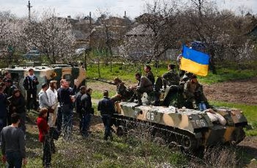 Διαδηλωτές μπλοκάρουν φάλαγγα ουκρανικών αρμάτων λίγο πριν τα πληρώματά τους περάσουν με το μέρος τους