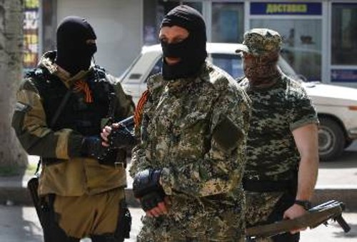 Πολιτοφύλακες ρωσόφωνοι περιπολούν στο Σλαβιάνσκ