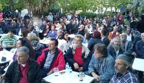 Ελληνες και μετανάστες παρακολουθούν την εκδήλωση της Λαϊκής Επιτροπής στο πάρκο ΦΙΞ