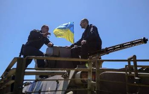 Η «μαριονέτα» πρωθυπουργός της Ουκρανίας Γιάτσενιουκ σε άρμα έξω από το Σλαβιάνσκ, επιβλέπει τις επιχειρήσεις σφαγής του λαού