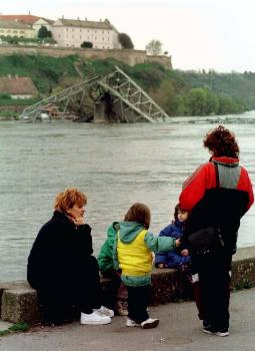 Απρίλης του 1999. Οταν οι ΕυρωΝΑΤΟικοί ιμπεριαλιστές κατέστρεφαν τις υποδομές της Γιουγκοσλαβίας