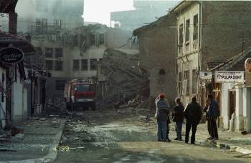 1999, το ΝΑΤΟ βομβαρδίζει την Πρίστινα