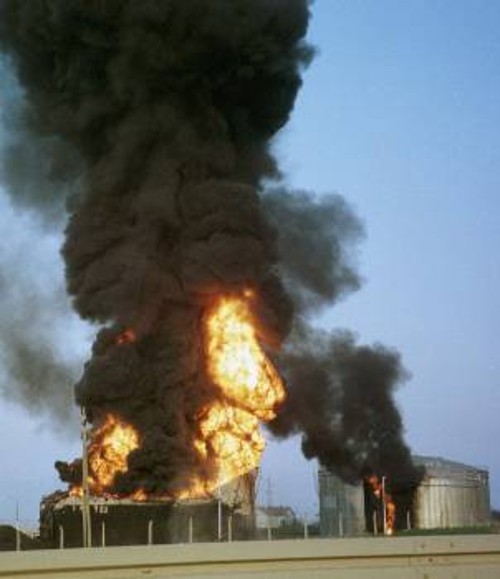 Από βομβαρδισμό διυλιστηρίου στη Γιουγκοσλαβία στις 7 Απρίλη 1999