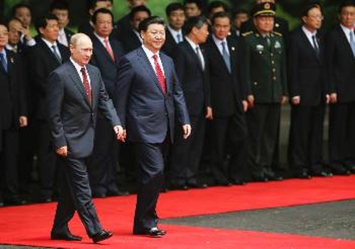 Από περσινή επίσκεψη του Κινέζου ηγέτη στη Μόσχα. Οι δυο χώρες ενισχύουν πολύπλευρα τη συνεργασία τους