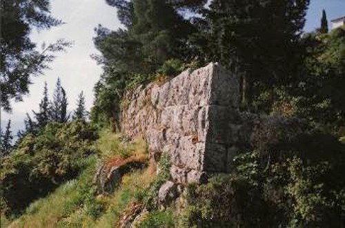Τμήμα του τείχους της ακρόπολης. Πάνω δεξιά διακρίνεται μόλις η εκκλησία του νεκροταφείου