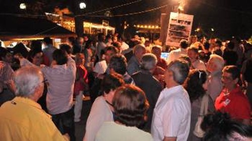 Πλήθος κόσμου συγκεντρώθηκε στο εκλογικό κέντρο από νωρίς το βράδυ