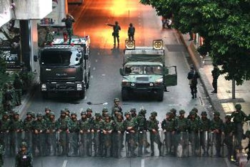 Ο στρατός ελέγχει όλες τις οδικές αρτηρίες στην Μπανγκόκ