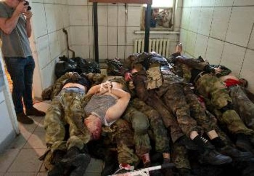 Πολιτοφύλακες στο Ντονέτσκ σκοτωμένοι από τους βομβαρδισμούς των μαχητικών που έστειλε η πραξικοπηματική κυβέρνηση του Κιέβου