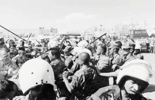 Είκοσι εννιά Μάη 2002. Ο Θ. Παπαρήγας (πάνω αριστερά)ανάμεσα στους απεργούς ναυτεργάτες που έδιναν μάχη με τη βαρβαρότητα