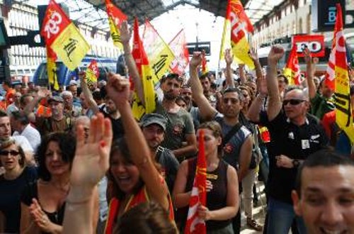 Από απεργιακή διαδήλωση σιδηροδρομικών στη Μασσαλία ενάντια στα σχέδια συγχώνευσης υπηρεσιών, που θα σημάνουν και απολύσεις