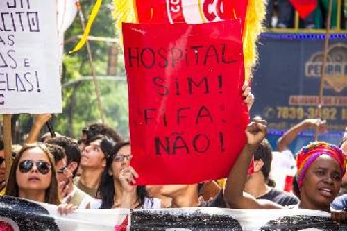 Από τις καθημερινές διαδηλώσεις στο Σάο Πάολο. Χαρακτηριστικό το πλακάτ: «Νοσοκομεία Ναι! FIFA Οχι!»