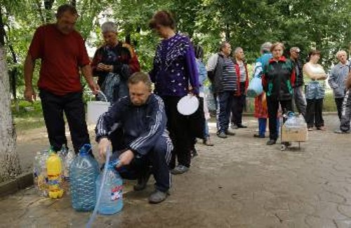 Οι εναπομείναντες κάτοικοι του Σλαβιάνσκ προσπαθούν να επιβιώσουν σε δύσκολες συνθήκες, σε μια πόλη που έχει υποστεί τεράστιες καταστροφές στις υποδομές