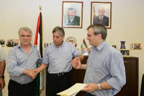 Ο πρέσβης της Παλαιστινιακής Αρχής, Μ.Τουμπάσι (κέντρο) με τους Γ.Τούσσα και Κ.Παπαδάκη στην χθεσινή συνάντηση στην πρεσβεία