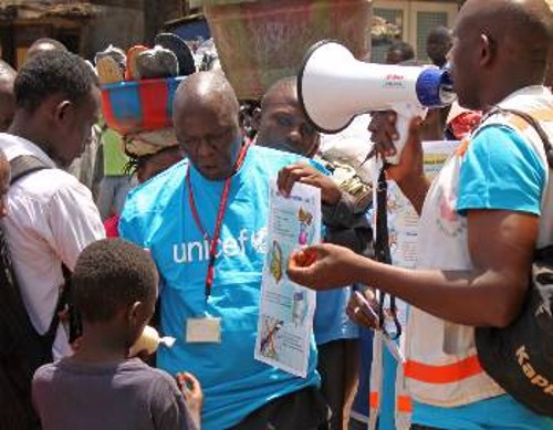 Μάλλον αναποτελεσματικές αποδεικνύονται οι εκστρατείες ενημέρωσης της «Γιούνισεφ» στη Γουινέα και σε άλλες χώρες της περιοχής, για τον «Εμπολα», δίχως ουσιαστικό δημόσιο σύστημα Υγείας...