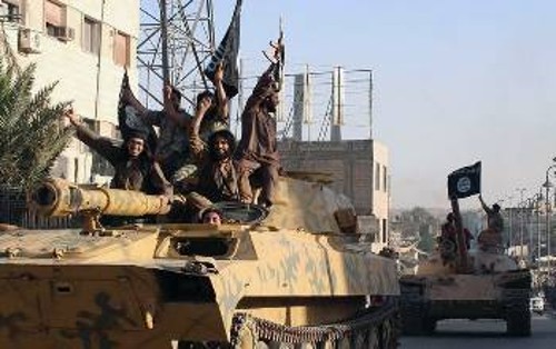 Τη θέση τους σε στρατηγικές περιοχές στη μεθόριο Συρίας - Ιράκ προσπαθούν να ενισχύσουν οι μισθοφόροι του «Ισλαμικού Κράτους»