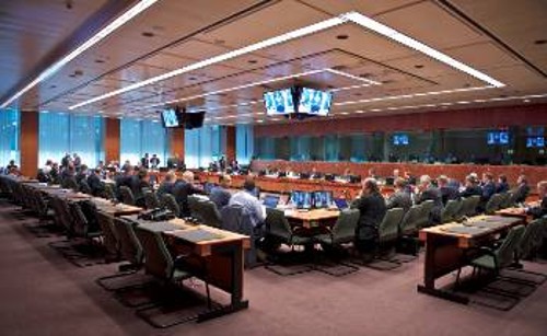 Μία μέρα πριν τη σημερινή συνεδρίαση του Γιούρογκρουπ, η χτεσινή έκθεση της ΕΚΤ αποτύπωσε την όξυνση των διαχειριστικών δυσκολιών στην Ευρωζώνη