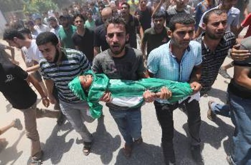 Στα χέρια γειτόνων το άψυχο κορμί του τρίχρονου Μοχάμεντ οδεύει προς τον τάφο. Εν απουσία των γονιών και του ενός έτους αδελφού του. Όλοι τους σκοτώθηκαν από τον ίδιο ισραηλινό πύραυλο...
