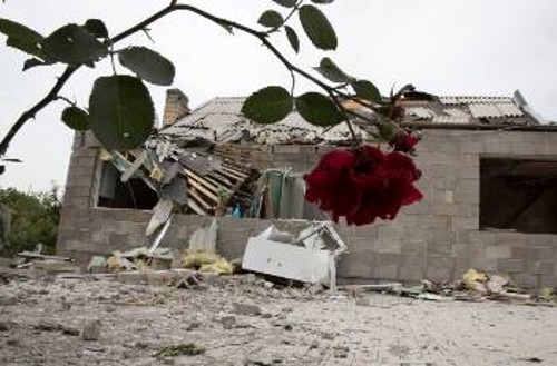 Καθημερινά βομβαρδίζονται σπίτια (φωτ. κατεστραμμένο σπίτι στο Ντονέτσκ)