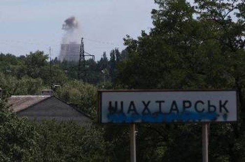 Καπνοί από βομβαρδισμούς, χτες, στο Ντονέτσκ. Οι νεκροί άμαχοι αυξάνονται καθημερινά