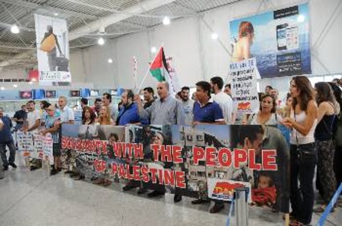 Η μαζική διαμαρτυρία του ΠΑΜΕ για τη σφαγή στη Γάζα, στα γκισέ των ισραηλινών αερογραμμών, θάφτηκε κυριολεκτικά από τα ΜΜΕ