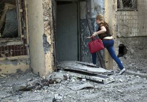Το Ντονέτσκ έχει γεμίσει συντρίμμια, οι κάτοικοι τρέχουν να σωθούν από τις βόμβες