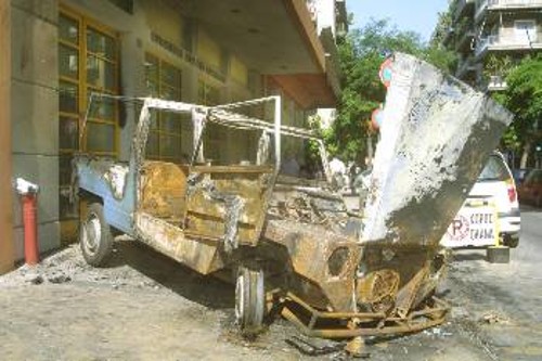 Το καμένο φορτηγάκι μπροστά στο κτίριο του ΟΚΑΝΑ, για το οποίο κατηγορείται ο Δημ. Αϊβατζίδης