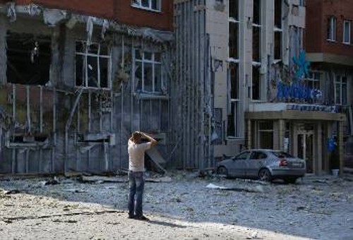 Ο λαός της Ανατολικής Ουκρανίας μετρά καθημερινά νέες «πληγές» από τις βόμβες του Κιέβου