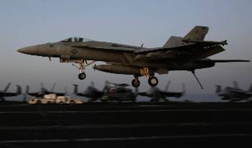 Μαχητικά που συμμετέχουν στις επιχειρήσεις στο Β. Ιράκ απογειώνονται από το αεροπλανοφόρο «Τζ. Ουάσιγκτον» στον Περσικό