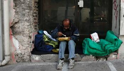 Με τις ψευτοπαροχές για την «ανθρωπιστική κρίση», η κυβέρνηση προσπαθεί να συμβιβάσει το λαό με τη φτώχεια, να ρίξει ακόμα πιο κάτω τις απαιτήσεις του
