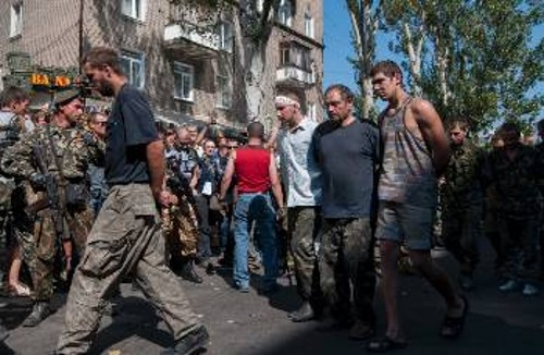 Με σκυμμένα κεφάλια οι Ουκρανοί αιχμάλωτοι στο Ντονέτσκ