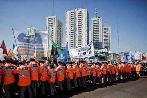 Απεργιακή κινητοποίηση στην Αργεντινή τον Αύγουστο του 2014, με τους εργαζόμενους μπλοκαρισμένους από την αστυνομία