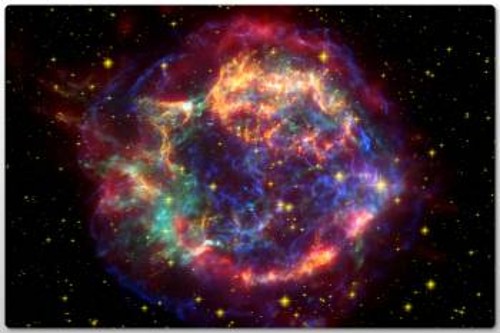 Σύνθετη φωτογραφία του υπολείμματος του σουπερνόβα Α Κασσιόπης, στην οποία φαίνονται τα θερμά αέρια από την έκρηξη του άστρου. Τα νετρίνα θεωρείται ότι παίζουν κρίσιμο ρόλο στην πυροδότηση της έκρηξης
