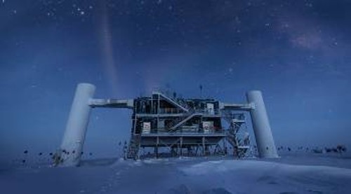 Υπολογιστές στο Εργαστήριο ΠαγοΚύβου στην Ανταρκτική αναλύουν τα δεδομένα από τις καταγραφές του υπόγειου ανιχνευτή νετρίνων