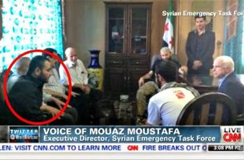 Μία από τις φωτογραφίες που κάνει, τον τελευταίο καιρό το γύρο του διαδικτύου, φέρεται να καταγράφει παλιότερη συνάντηση ανάμεσα στους τότε «καλούς» «τζιχαντιστές» ενάντια στη συριακή κυβέρνηση, μεταξύ των οποίων ο Αμπού Μπακρ αλ Μπαγκάντι, σήμερα ηγέτης του «Ισλαμικού Κράτους», με τον Αμερικανό Ρεπουμπλικάνο γερουσιαστή Τζον Μακέιν