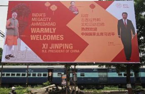 Μέχρι και γιγαντοαφίσες υποδοχής του Κινέζου Προέδρου στήθηκαν στην Ινδία, ώστε ο λαός να πιστέψει ότι οι συμφωνίες των μονοπωλίων θα ωφελήσουν και τον ίδιο
