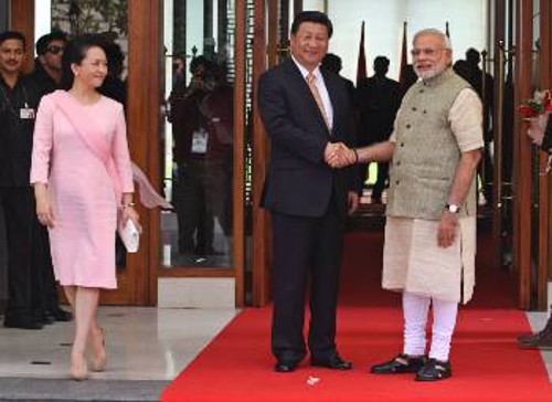 Ο Ινδός πρωθυπουργός υποδέχεται τον Σι Τζινπίνγκ και τη σύζυγό του