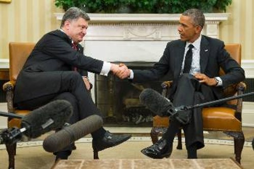 Ο Ποροσένκο σε θερμή χειραψία προχτές με τον Ομπάμα